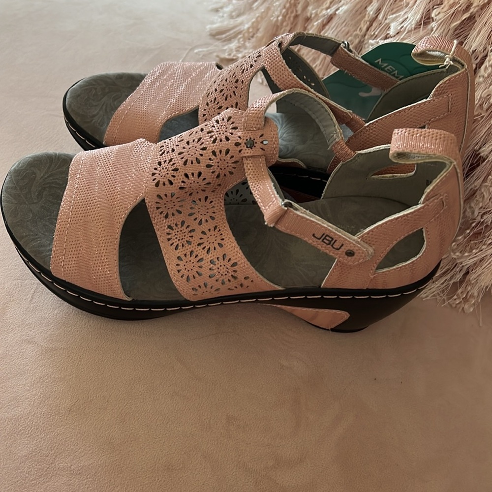 NWT JBU by Jambu pink shimmer sandals. Size 7 1/2 - Picture 4 of 6